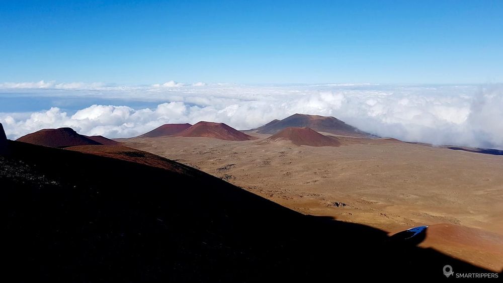 Petits cratères rouges au sommet du Mauna Kea.