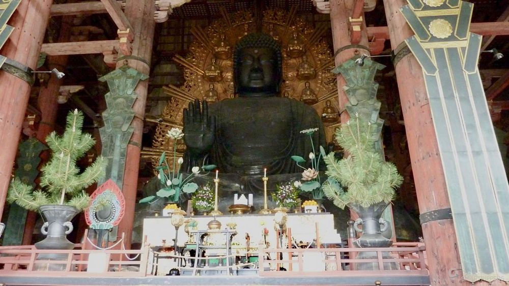 Le bouddha est vraiment imposant, on pourrait tenir debout dans sa main!