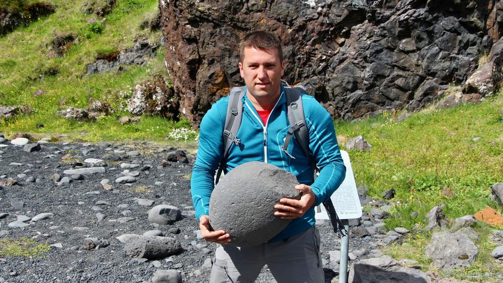 Flo soulève les 49 kg de Hálfdrættingur: il peut embarquer!