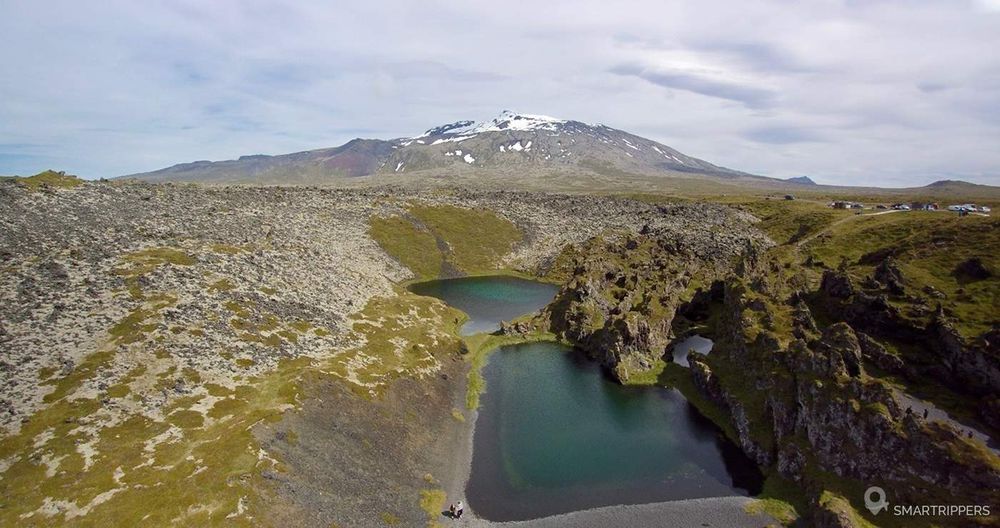 Vue de drone des petits lagons de Djúpulón.