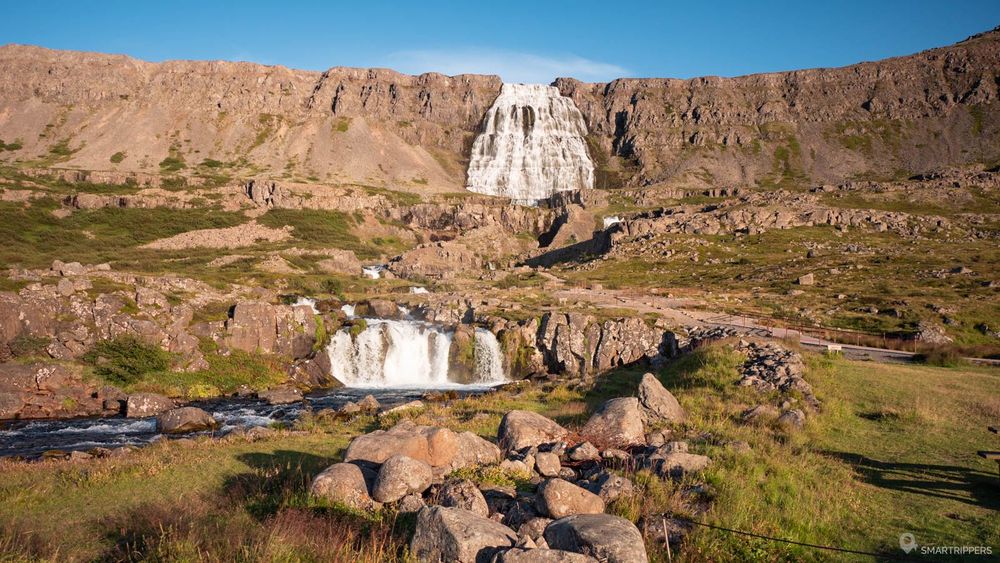 La cascade a la particularité d'être plus large en bas.