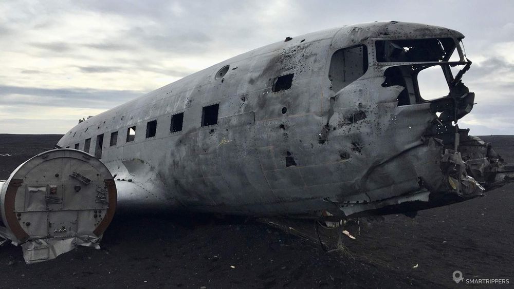 Au fil du temps la peinture de l'avion s'est effacée.