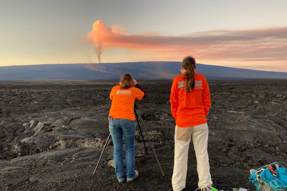 Employés de l'USGS photographiant la coulée depuis les abords de la Highway. Crédit photo: USGS Hawaiian Volcano Observatory