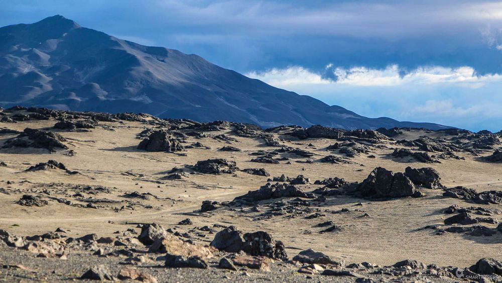 La piste traverse un étrange paysage rocheux.