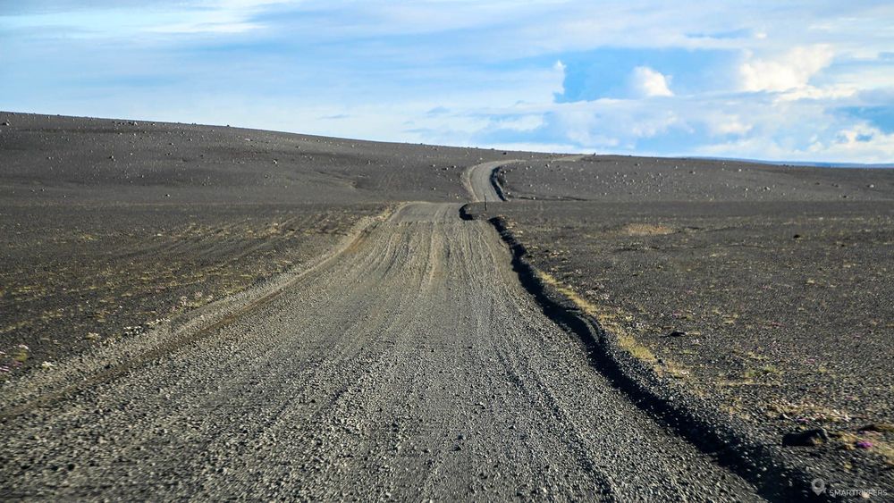 La route se poursuit dans ce cadre étrange et solitaire.