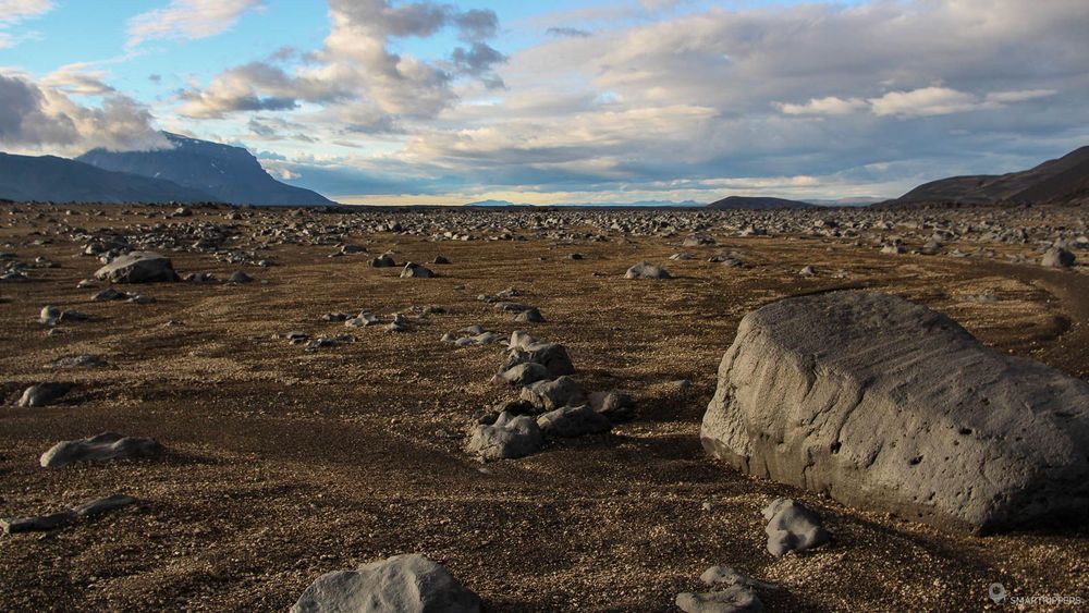La plaine se recouvre peu à peu de petits rochers.