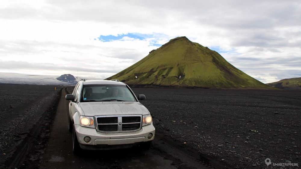 Notre Dodge Durango devant le Maelifell.