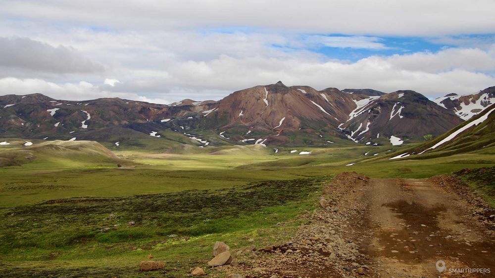 Collines de rhyolite près du refuge d'Hvanngil.