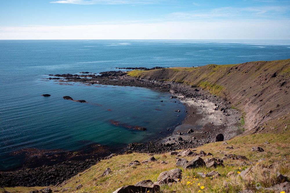Derrière nous, le littoral est toujours superbe.