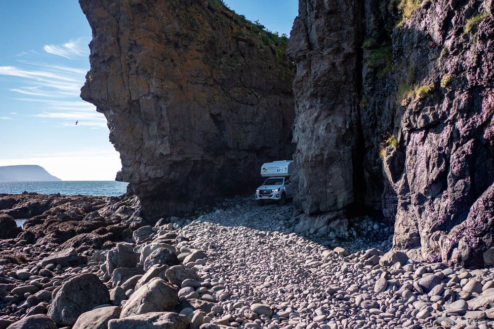 Notre pick-up sort du passage entre les 2 pans de roches. A marée haute l'eau peut arriver à ras voir peut recouvrir la piste.