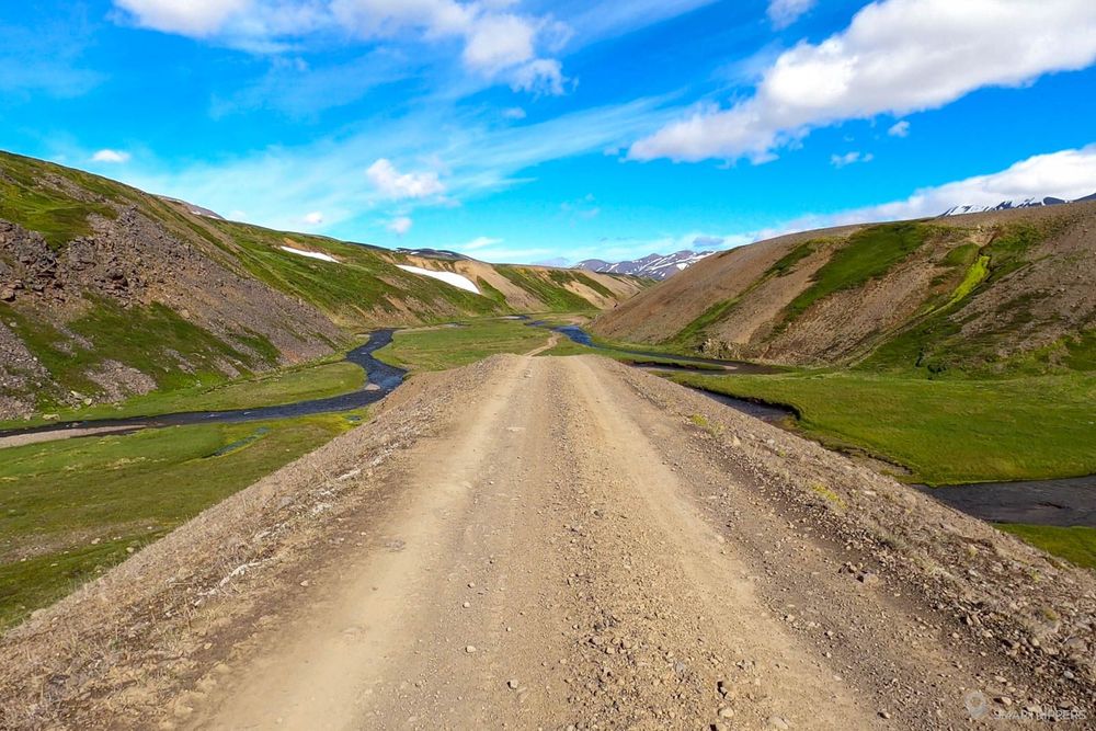 La piste s'avance sur le sommet de la crête!