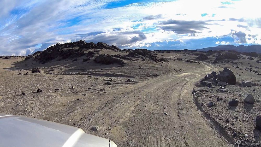 La piste se poursuit au coeur des étranges rochers.