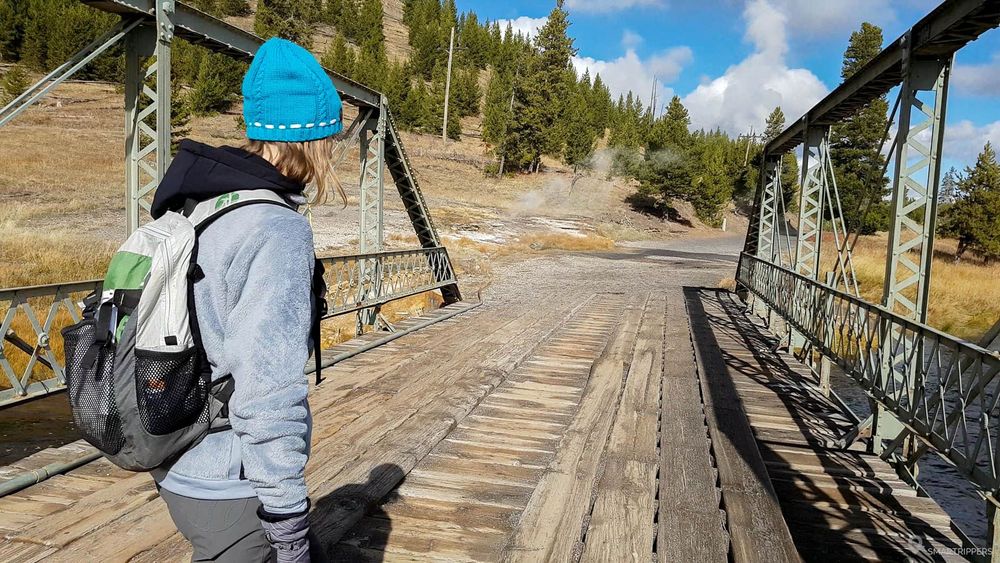 On commence par traverser le pont sur la Firehole river.