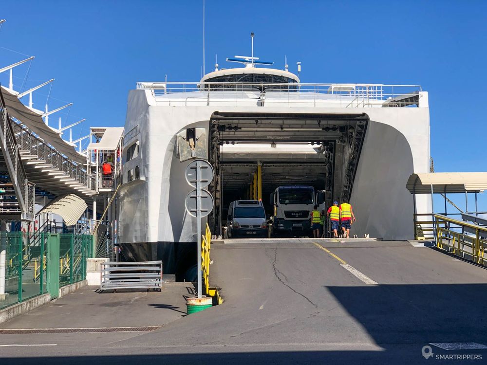 Embarquement des voitures dans le ferry.