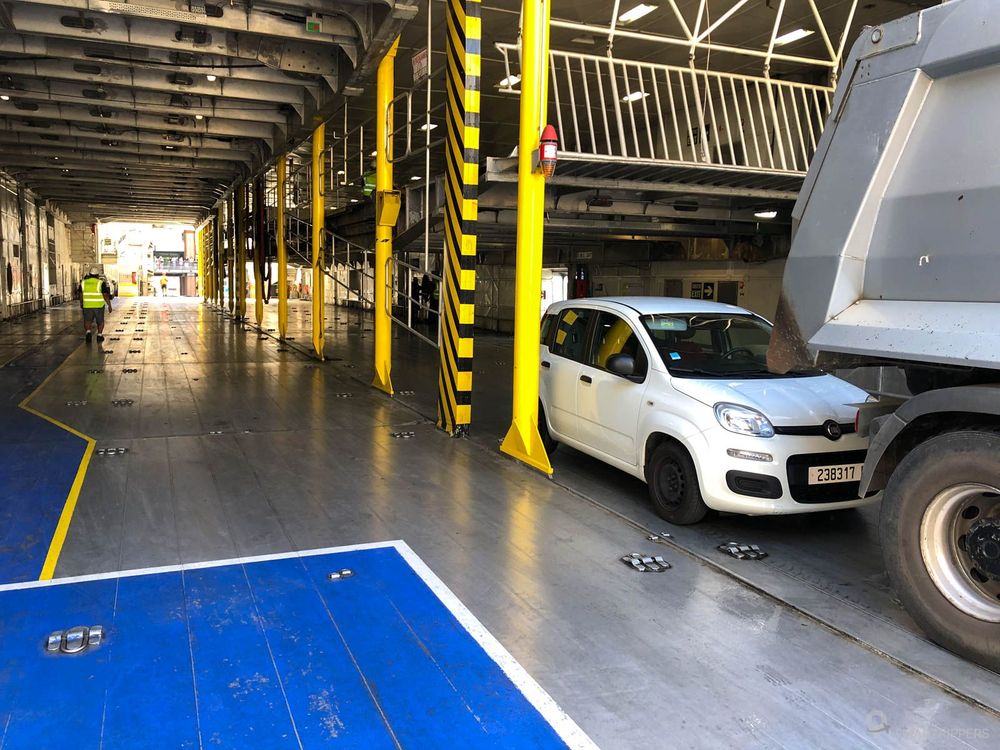 A l'intérieur de la cale à voiture du ferry.