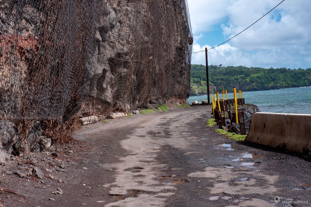 Portion étroite et sinueuse au bout de la route de Hāna.