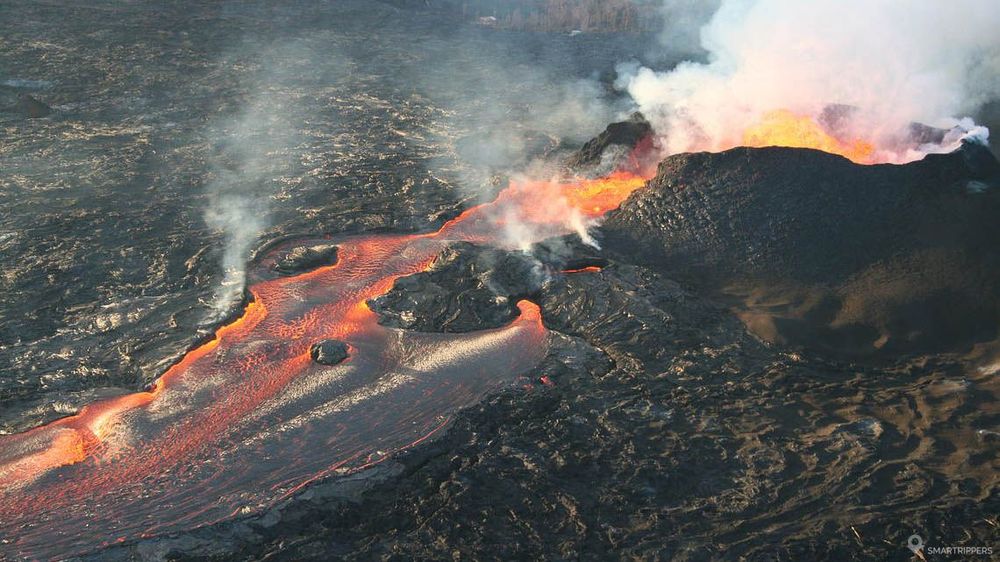 La fissure 8 forme un large cône et continue de déverser de la lave. Crédit: UGSG