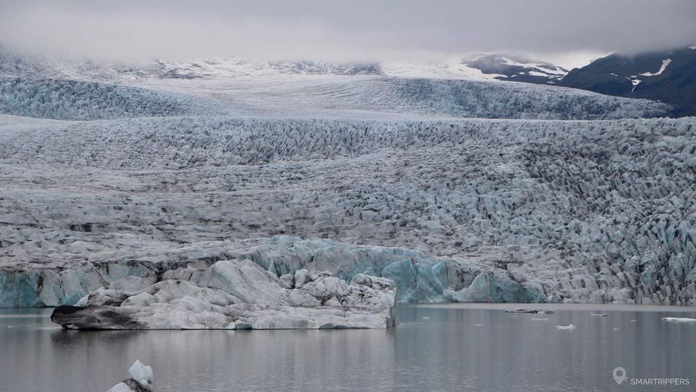 Le glacier est vraiment impressionnant par sa taille.