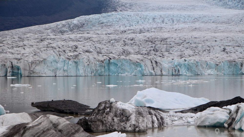 Zoom sur l'épais manteau de glace qui s'effondre progressivement dans le lac.