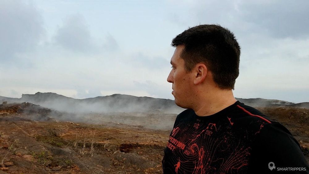 Flo devant les fumerolles du Mauna Ulu.
