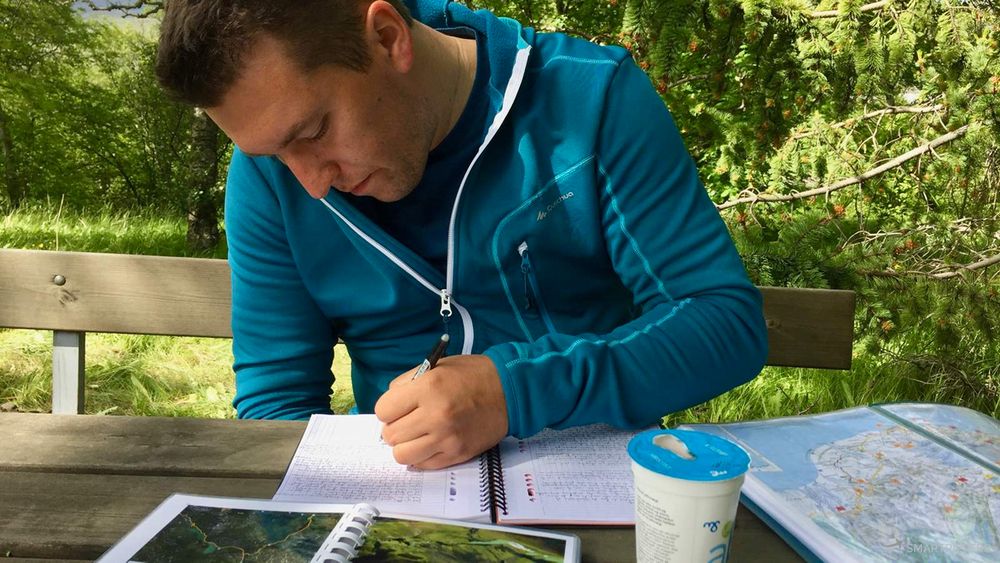 Flo rédige notre journal de bord Islandais.
