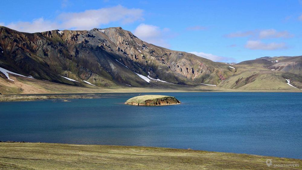 Vue sur l'eau du bleue du lac Frostastadavatn