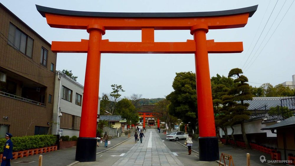 Entrée du sanctuaire, face à la gare d'Inari (JR Nara Line)