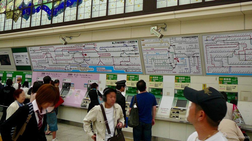 Plans de trains et bornes d'achat de tickets à la gare de Tokyo.