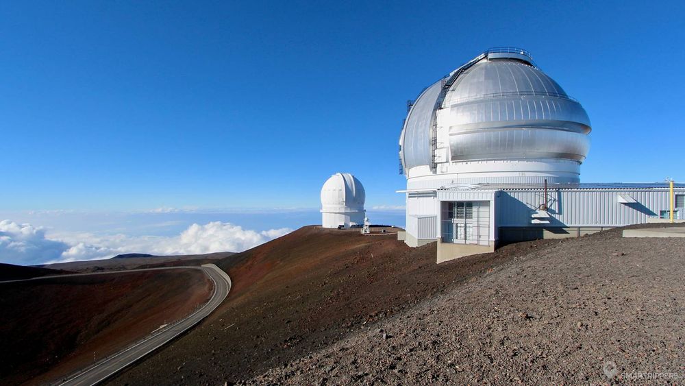 Coupoles d'observatoires au sommet du Mauna Kea.