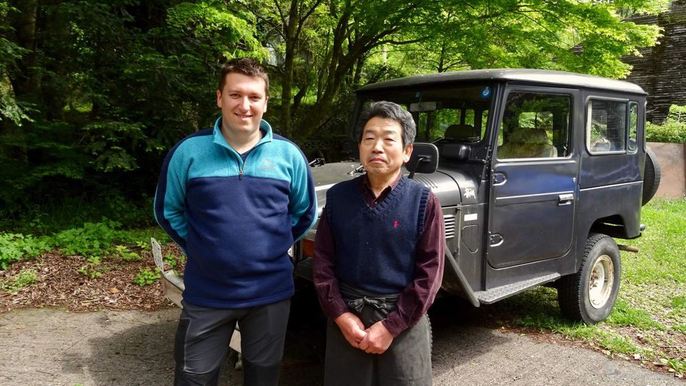 Flo et Hajime, posant avec fierté devant le vieux Land Cruiser