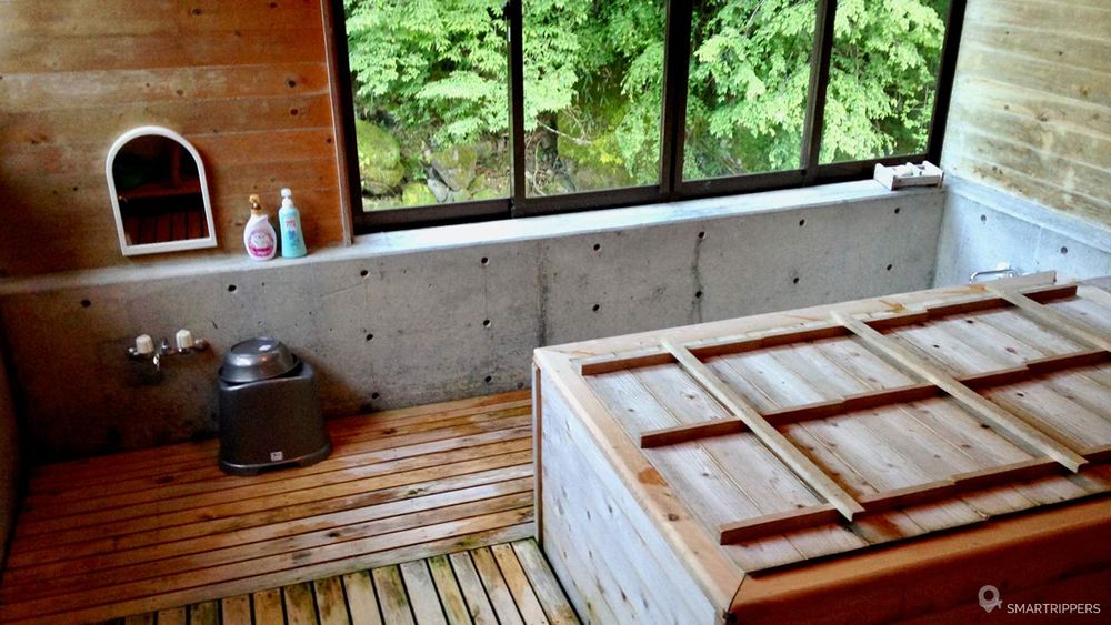 Le bain chaud, juste à côté de la rivière (non mixte)