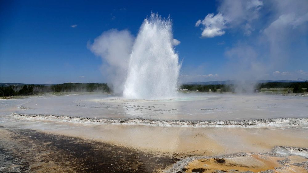 Great Fountain Geyser en éruption (photo Wikimedia).