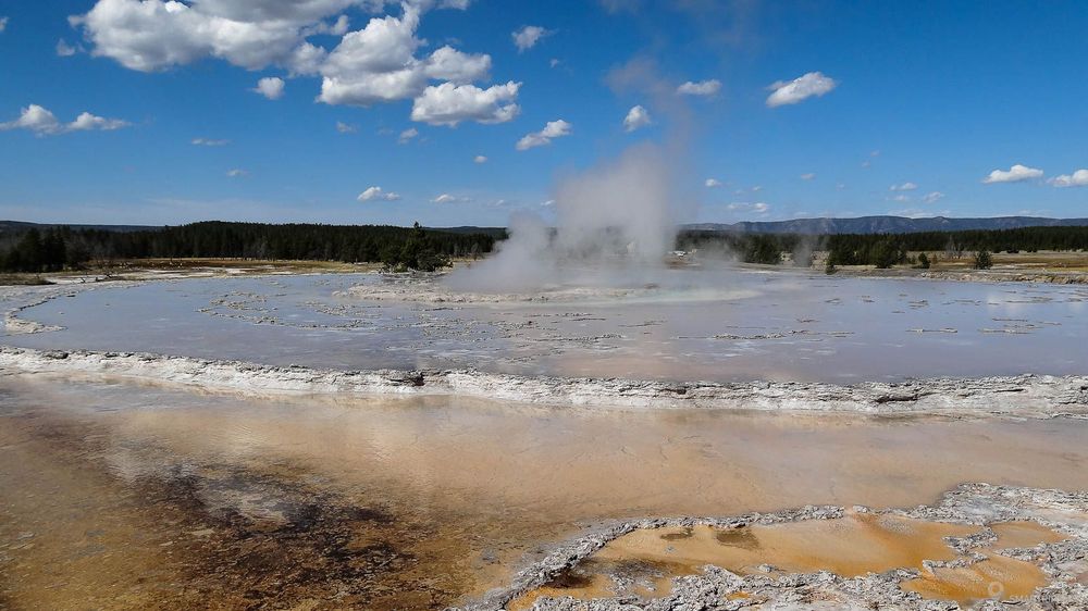 Les jolies sculptures de couleur ocre de Great Fountain Geyser.