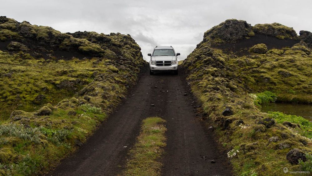 Notre 4x4 en haut de la côte avant d'entrer dans la rivière.