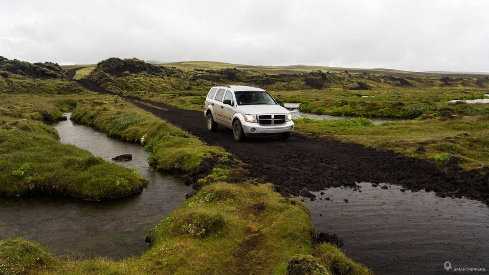 Notre 4x4 devant le gué de la F207. Ici les paysages sont charmants.