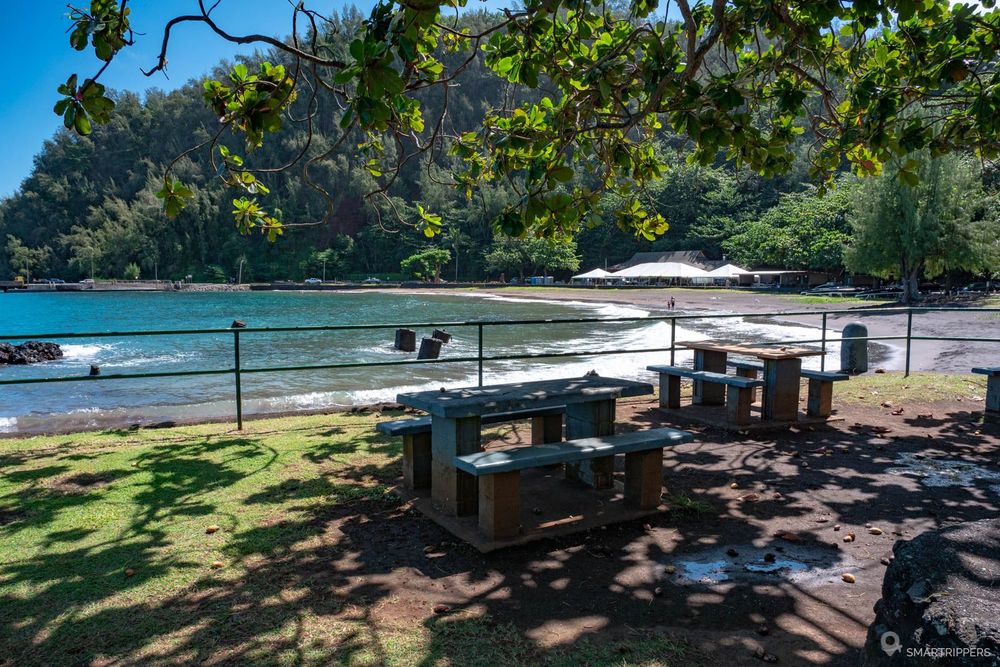 Les tables de pique-nique au bord de l'eau.