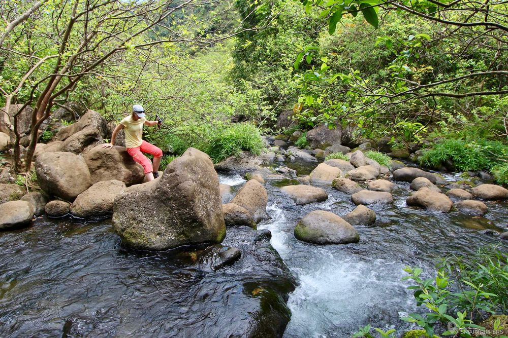 Moi en train de galérer à traverser la rivière sur le Hanakapi'ai trail.