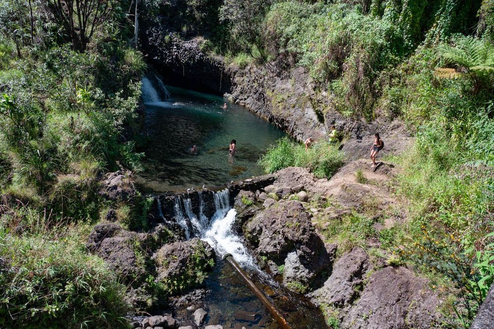 Vue sur les Hanawi Falls depuis la route.