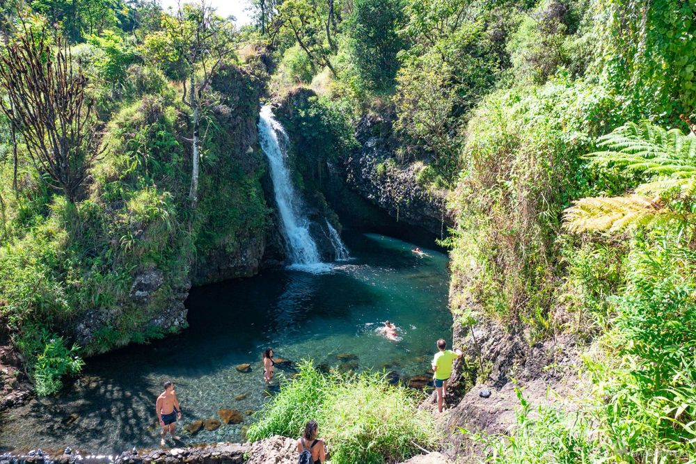 La cascade et son bassin d'eau douce cristalline.