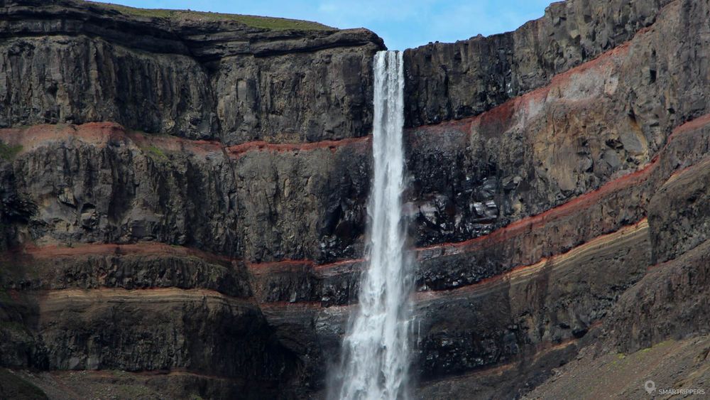 Hengifoss photographiée au téléobjectif depuis la butte.