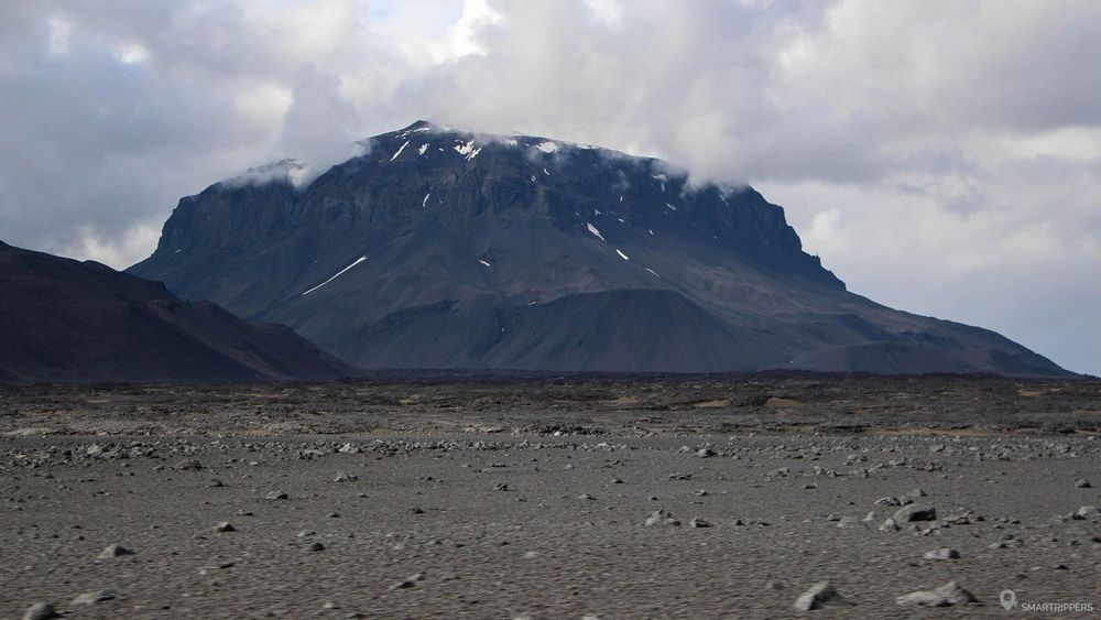 La piste F88 s'approche de l'imposant Herðubreið.