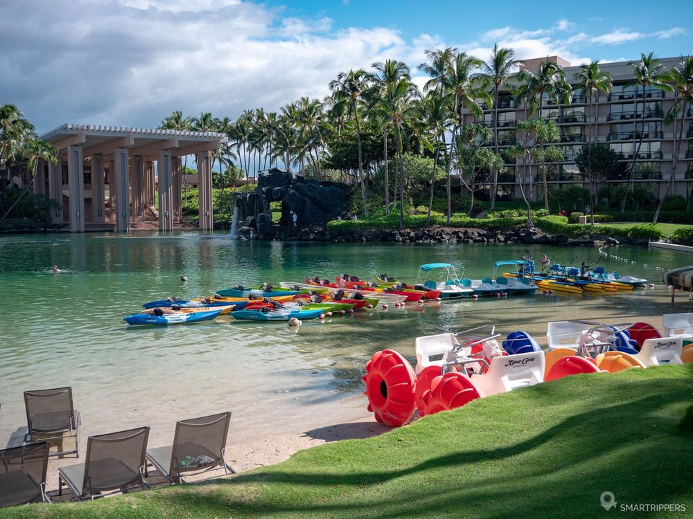 Kayaks, pédalos et autres jouets dans le lagon du Hilton.