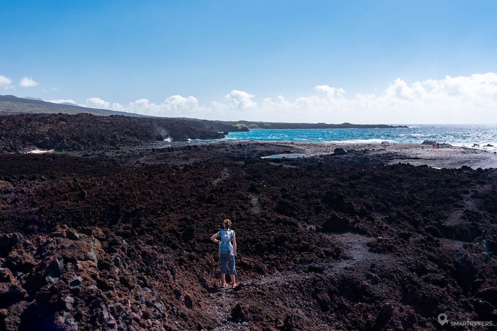 La fin du sentier mène à une petite plage.