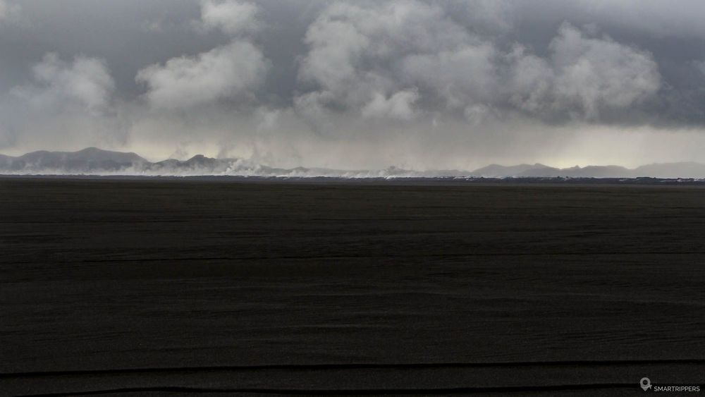 Depuis la F910 on aperçoit bien le champ de lave fumant d'Holuhraun.