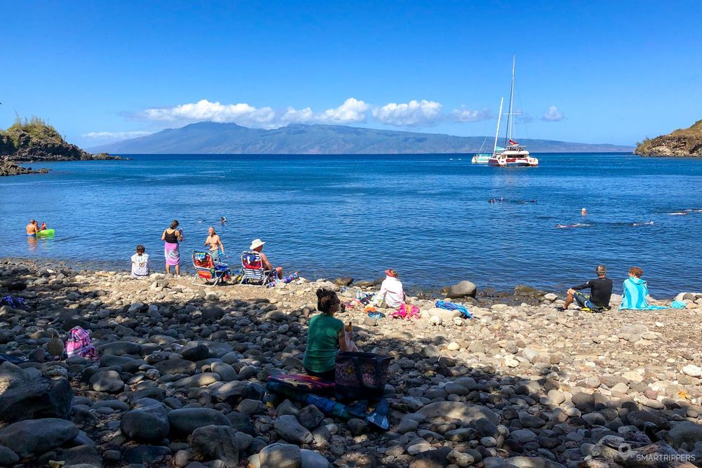 Au large, les catamarans larguent leurs passagers.