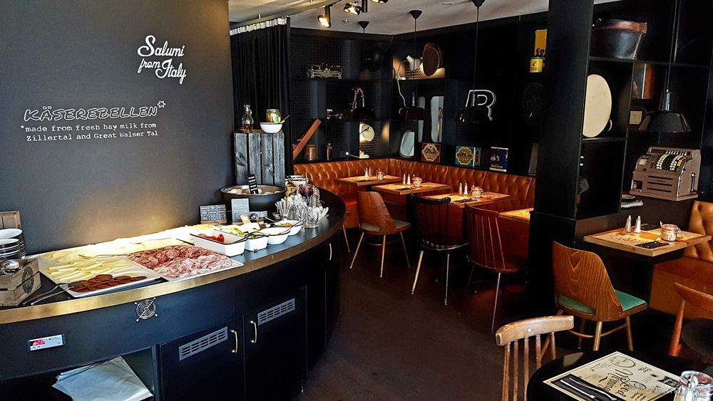 Le buffet du petit-déjeuner.