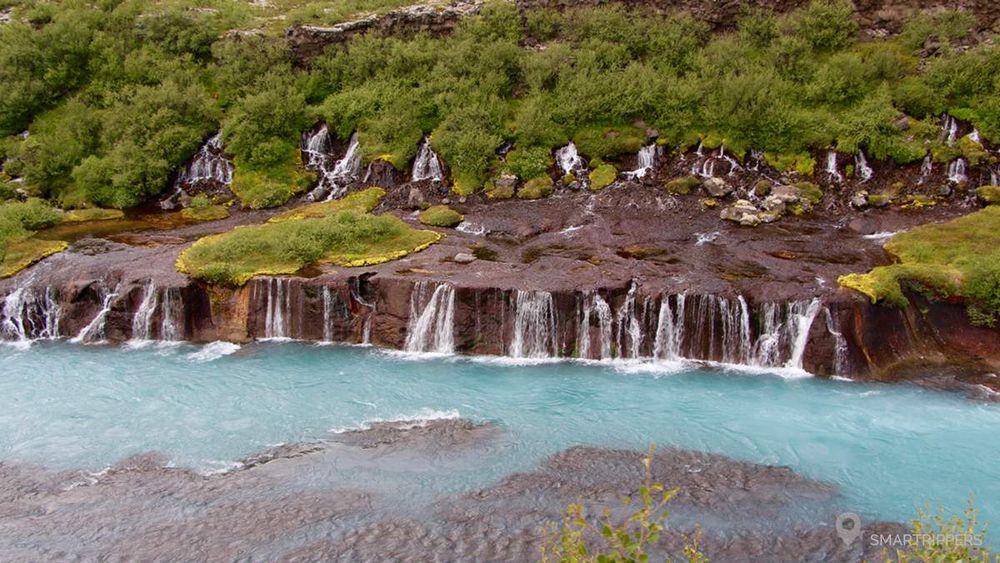 Zoom sur les petits filets d'eau d'Hraunfossar