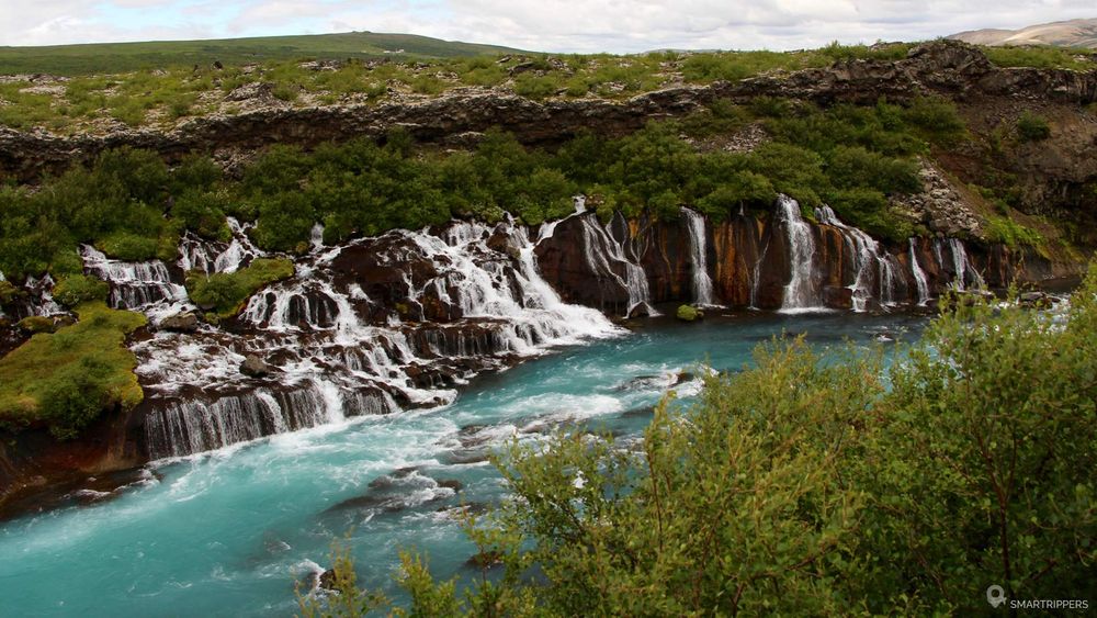 Vue d'ensemble d'Hraunfossar qui s'étend sur plusieurs centaines de mètres.