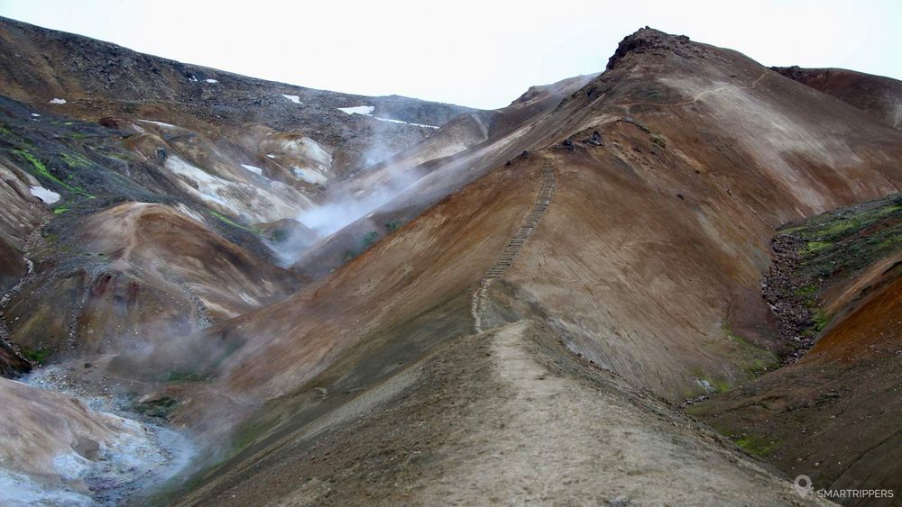 Le sentier grimpe à l'aide des rondins.