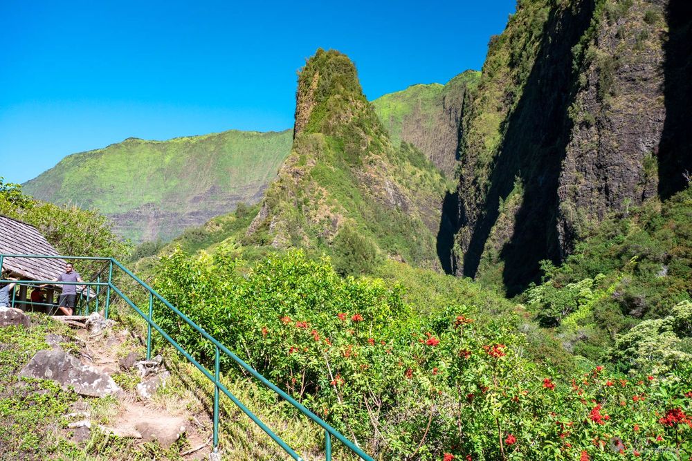 La 'Iao Needle se dresse au coeur de la vallée, photographiée un peu avant d'atteindre le belvédère.